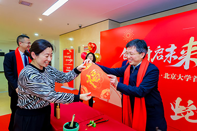 周书记给职工送福.jpg